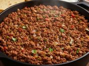 Una foto de tacos de carne molida con chile