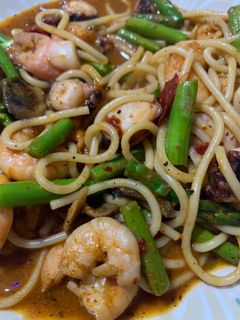 Una foto de Espaguetti con camarones al ajillo