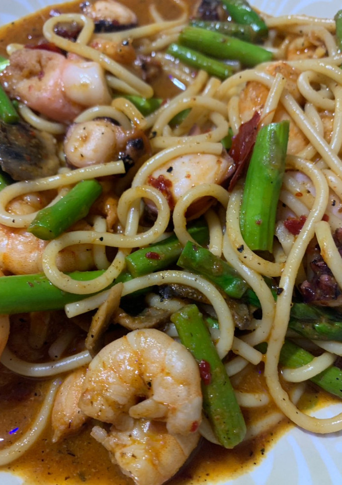 Una foto de Espaguetti con camarones al ajillo