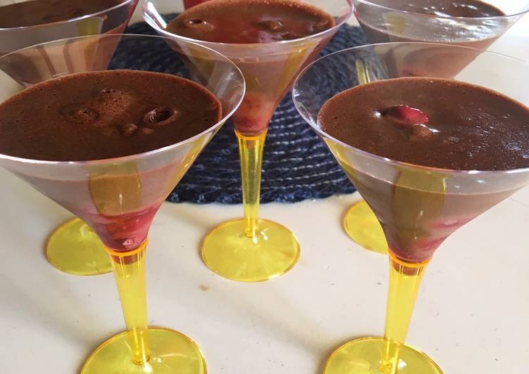 Mousses au chocolat et framboises