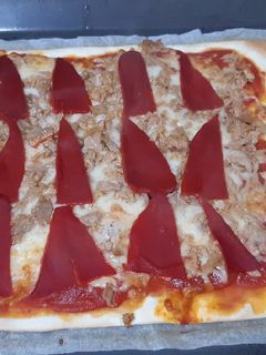 Una foto de Pizza de bonito y piquillos