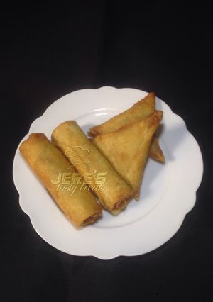 A picture of Samosa nd spring rolls.