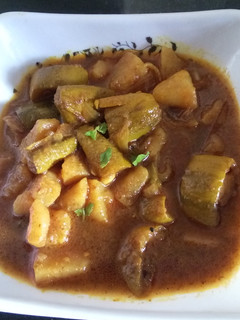 आलू परवल की सब्जी (Aloo parwal ki sabzi recipe in Hindi) रेसिपी मुख्य फोटो