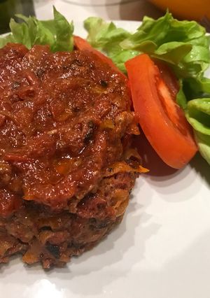 Una foto de Pan de carne o hamburguesa gigante en salsa de tomate. Receta original de AdriCocina!🌹