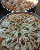 Pizza con tomate y cebolla