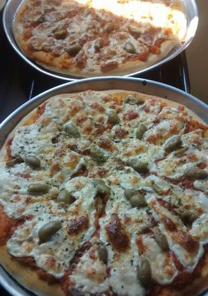 Una foto de Pizza con tomate y cebolla