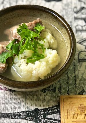 Hình của món Canh Sườn Nấu Bông Cải Trắng (Súp Lơ Trắng).