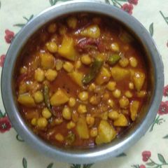 A picture of Aloo chole curry.