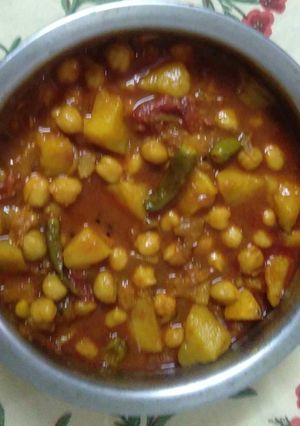 A picture of Aloo chole curry.