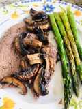 Filete de res, con hongos baby bella y espárragos