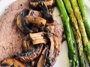 Una foto de carne con hongos