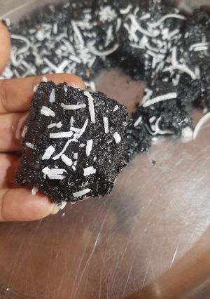 ચીકકી (Chikki Recipe In Gujarati) રેસીપી મુખ્ય ફોટો