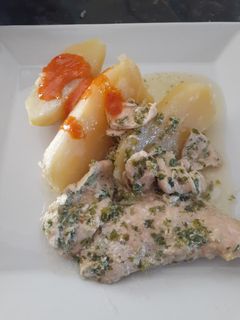 Una foto de Pechuga al ajillo con papas cocidas y mojo canario
