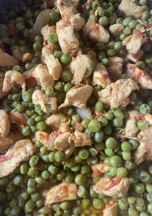 Une photo de Escalope poulet accompagné de petit pois
