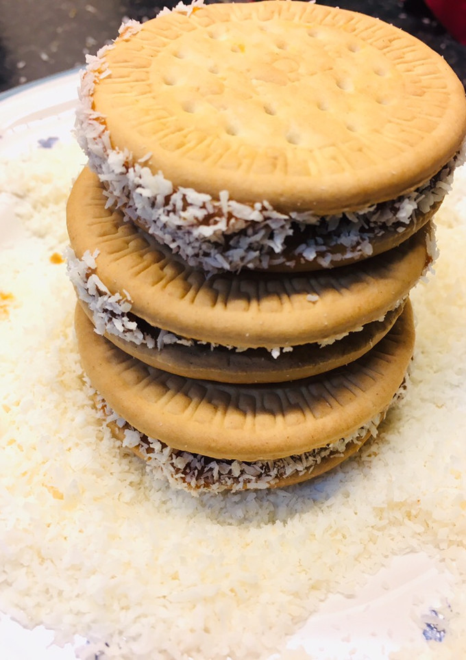Una foto de Galletas rellenas de dulce de leche y rebozado de coco 🥥😋