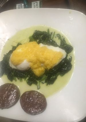A picture of Eggs Florentine (luncheon dish).