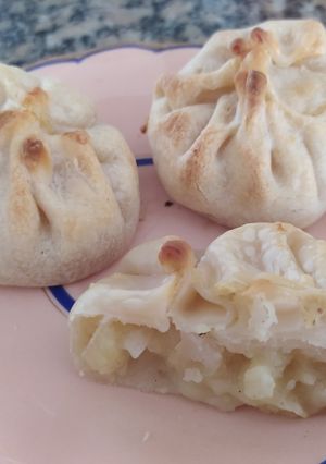 Una foto de Knishes (bocaditos de papa y cebolla)