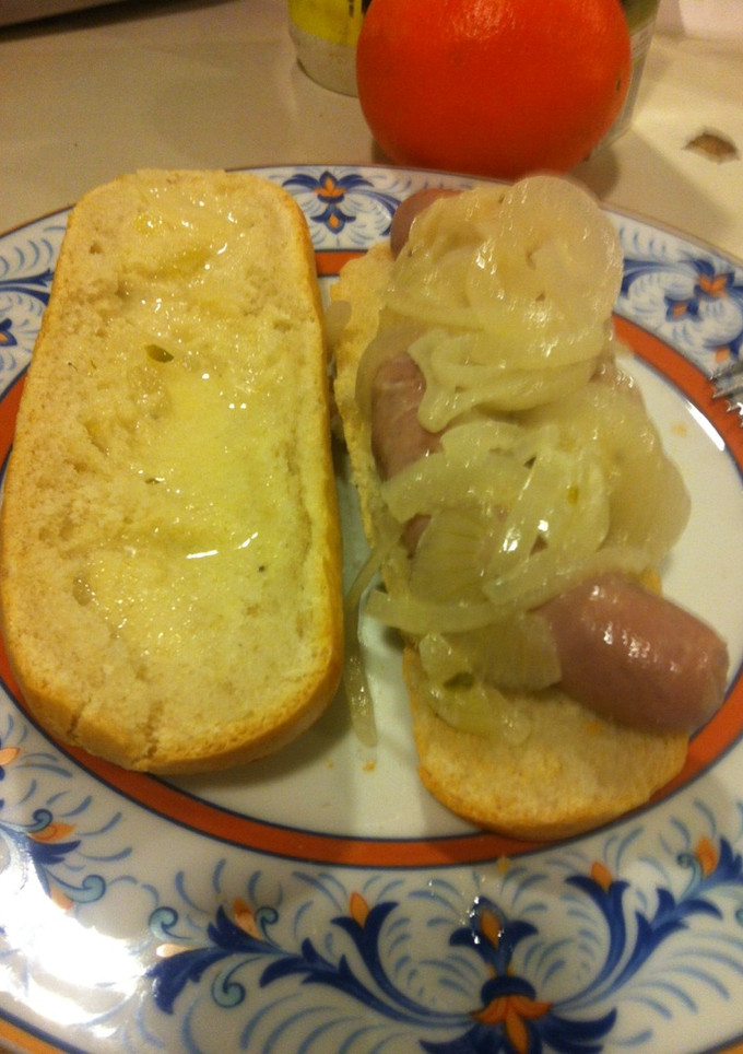 Una foto de Bocata de salchichas encebolladas
