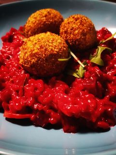 Céklás rizottó diós bundában sült fűszeres kecskesajt golyóval recept fotója