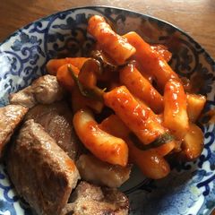 A picture of Korean spicy rice cake (tteokbokki).