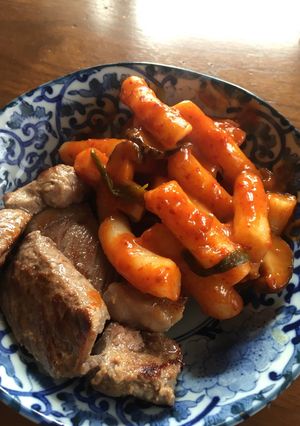 A picture of Korean spicy rice cake (tteokbokki).