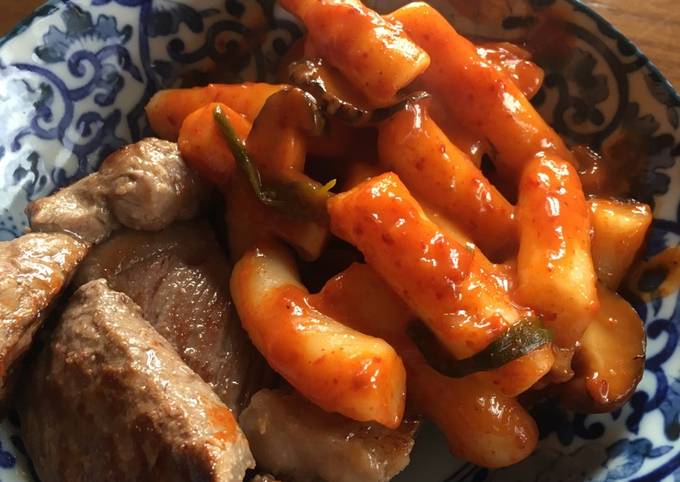 Korean spicy rice cake (tteokbokki)