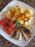 Sardinas, con papas, morrón y cebolla encurtidos