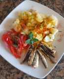 Sardinas, con papas, morrón y cebolla encurtidos
