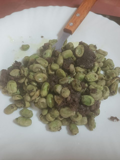 Una foto de Habitas salteadas con morcilla