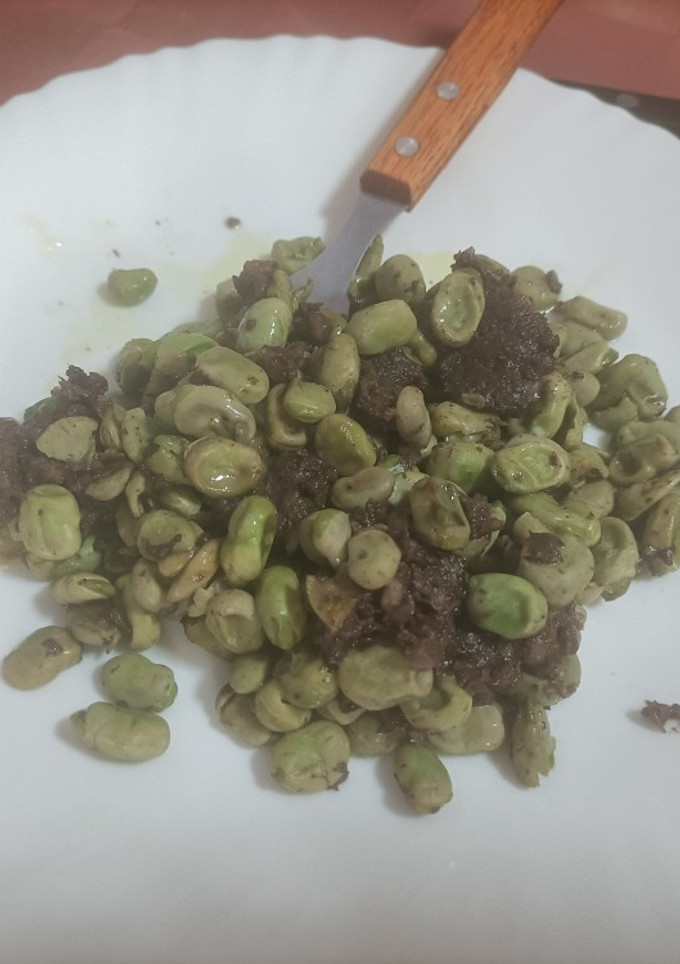 Una foto de Habitas salteadas con morcilla