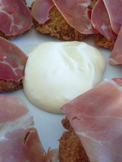 Una foto de Setas con jamón y alioli