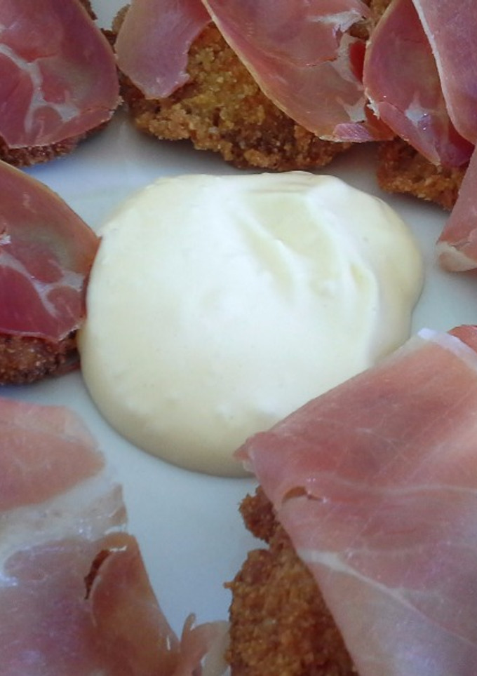 Una foto de Setas con jamón y alioli