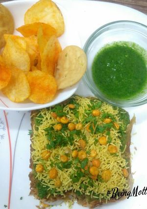 A picture of Sevpuri sandwich.