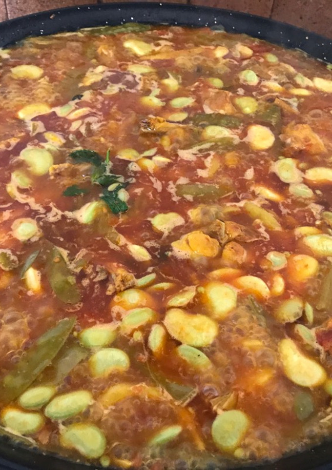 Una foto de Paella de pato y conejo