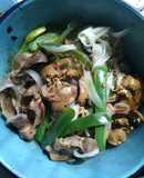 Mollejas e hígados con chiles y cebolla
