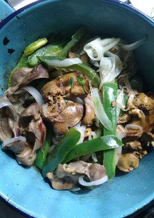 Una foto de Mollejas e hígados con chiles y cebolla