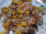 Una foto de ensaladas con trigo
