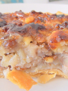 Una foto de Pastel de manzana, nueces y pasas
