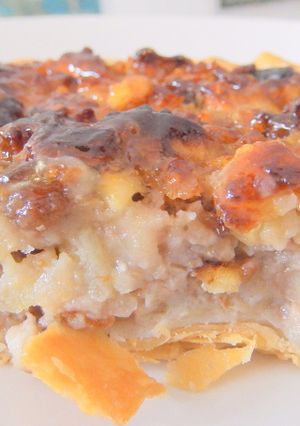 Una foto de Pastel de manzana, nueces y pasas