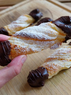 Foto principal de Lazos de hojaldre rellenos de crema de almendras y puntas de chocolate