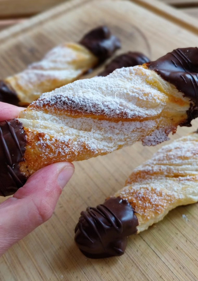 Una foto de Lazos de hojaldre rellenos de crema de almendras y puntas de chocolate