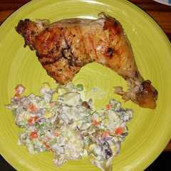Una foto de Pollo al horno con papas rústicas