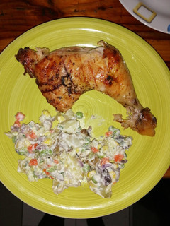 Una foto de Pollo al horno con papas rústicas
