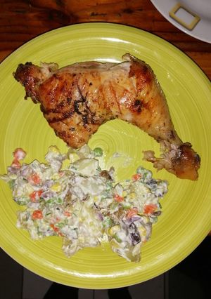 Una foto de Pollo al horno con papas rústicas