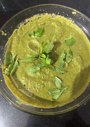 धनिया पुदीना की चटनी (Dhaniya pudina ki chutney recipe in Hindi) रेसिपी मुख्य फोटो