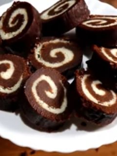 ચોકો સ્વિસ રોલ(choco swiss roll recipe in gujarati) રેસીપી મુખ્ય ફોટો