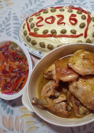 Una foto de Pollo al horno con salsa de mostaza, verduras salteadas y pan de atún