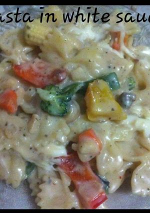 A picture of Pasta in white sauce.