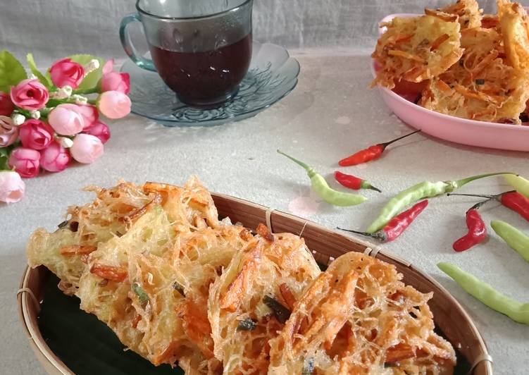 Proses mengolah Bakwan bihun wortel yang mudah