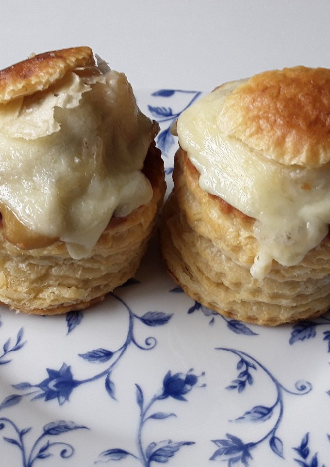 Una foto de Volovanes con champiñones, jamón y langostinos
